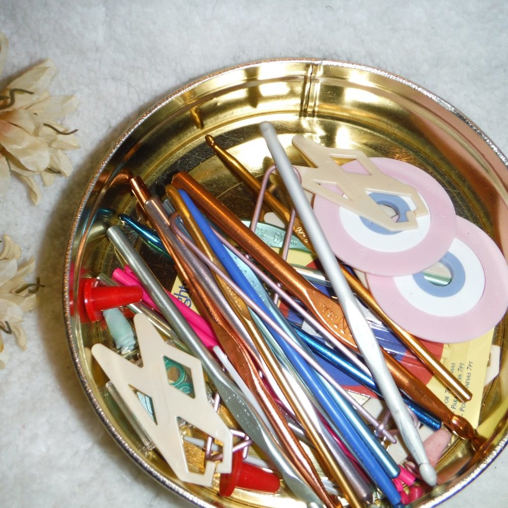Vintage CROCHET HOOKS TIN BOX-- Boye, Bates